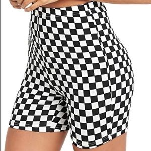 🤍UO checkered bike shorts🖤